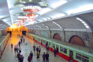 Пхеньянское метро, работает с 1973 года, является самым глубоким метро в мире, в какой 110м под землей. Цель для строительства он так глубоко настолько, что станции могут функционировать как бомбоубежища при необходимости. 