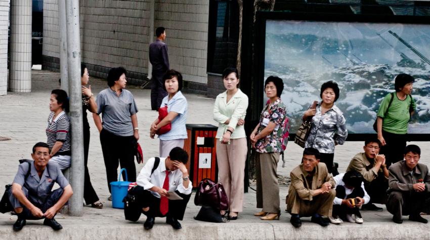Люди в ожидании автобуса, Пхеньян
